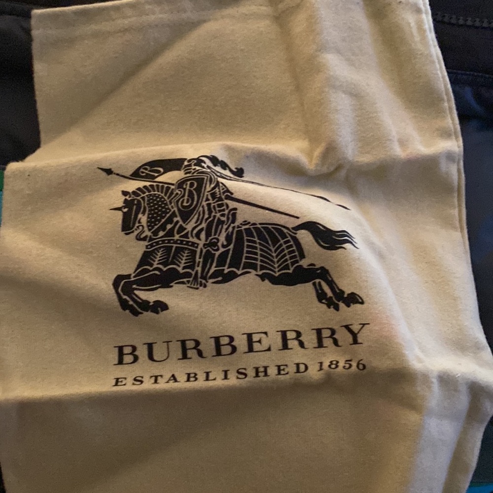 Burberry - Picture 9 of 9